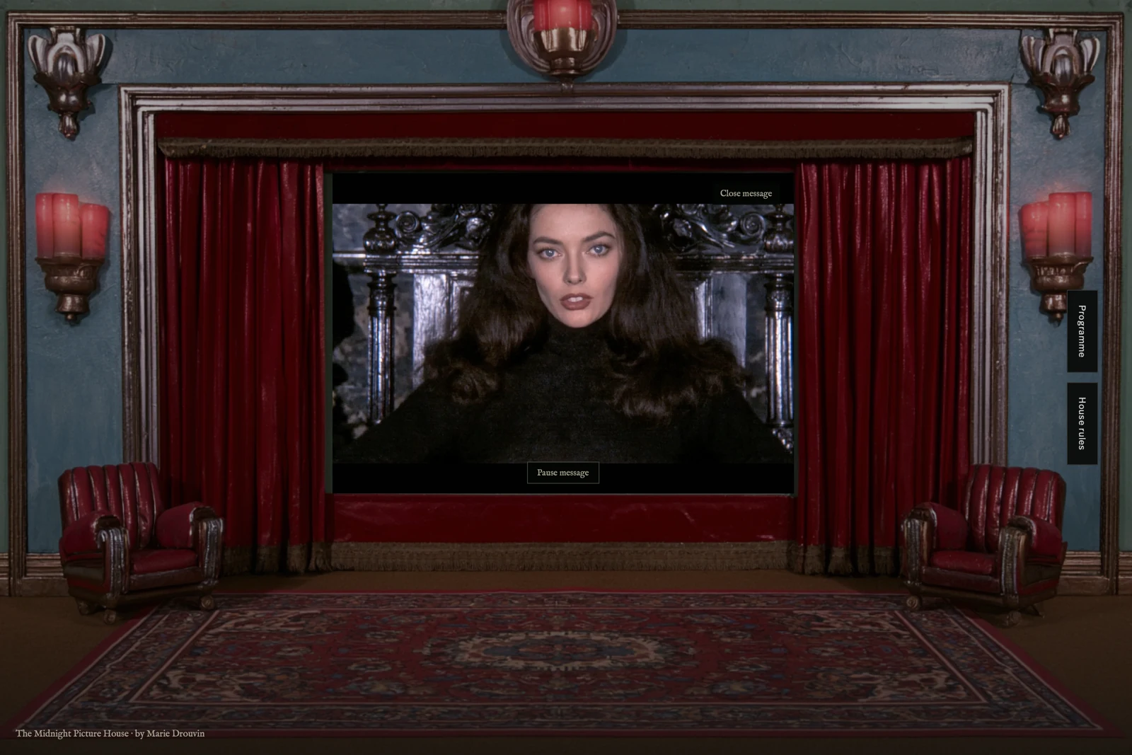 Le message de la direction projeté dans le cinéma, rideaux ouverts