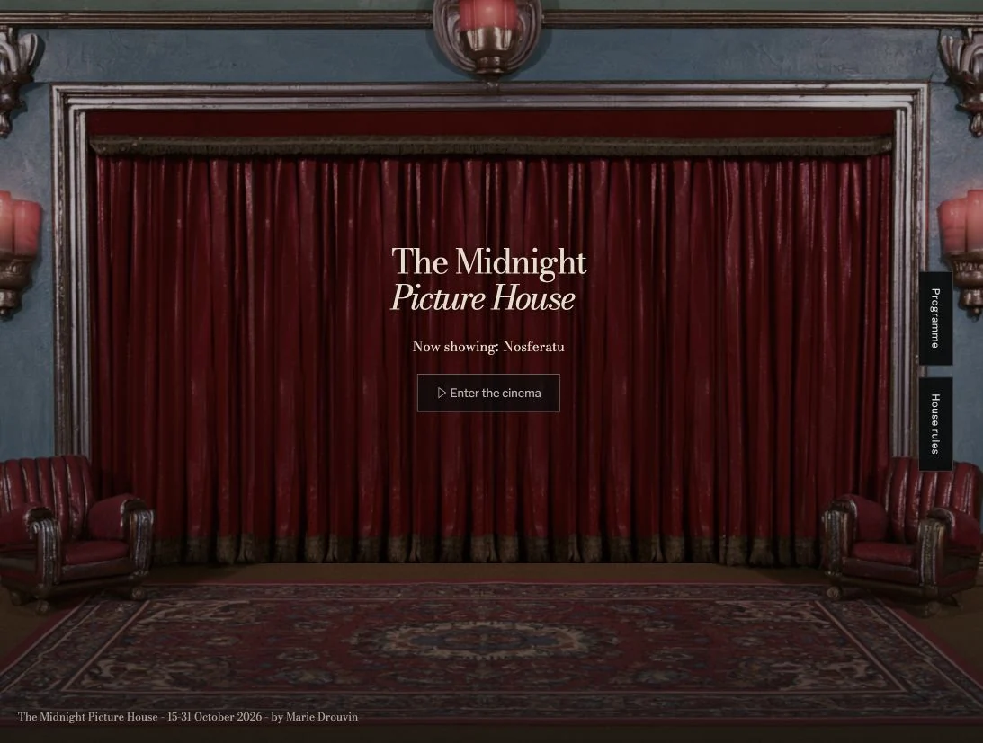 L’entrée de The Midnight Picture House, avec ses rideaux de velours rouge, ses bougies et ses fauteuils